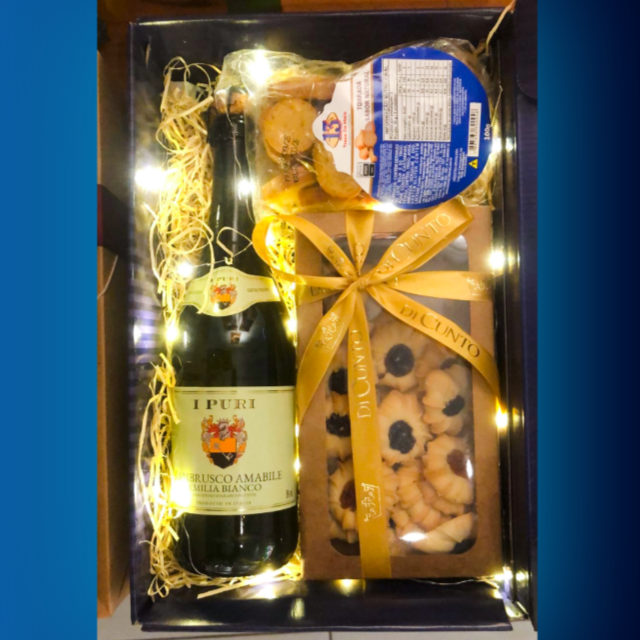 1 - Lambrusco italiano Branco I Puri 750ml / 1 - Biscoito Petit Four Di Cunto 130g / 1 - Torrada Natural Treze de Maio 100g