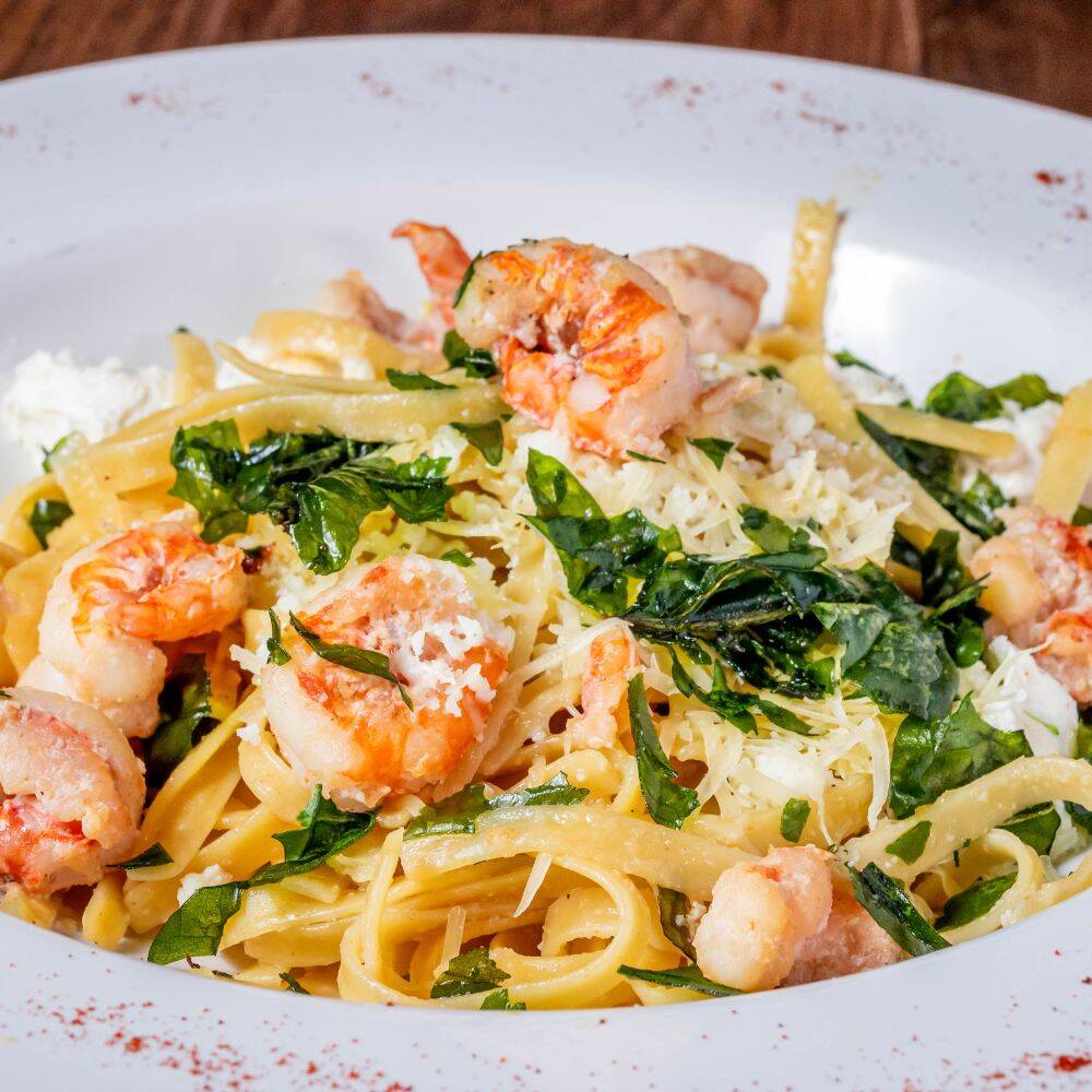 FETUCCINE CON CAMARONES Y VINO BLANCO