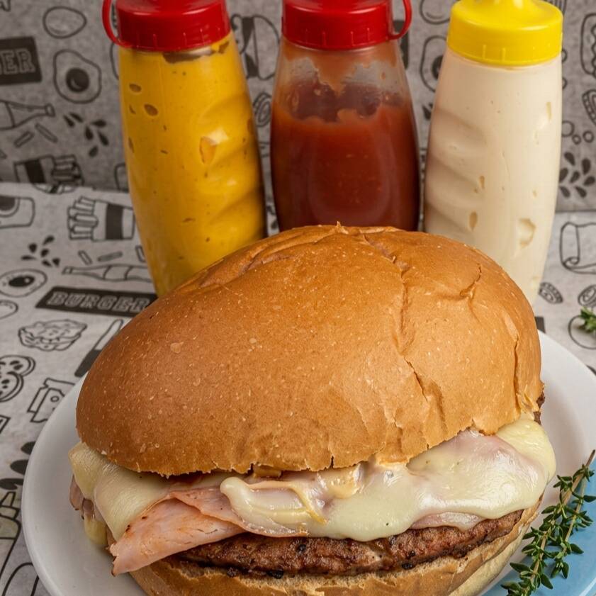 Pão , hambúrguer simples, presunto, queijo, tomate, alface americana,maionese, ketchup