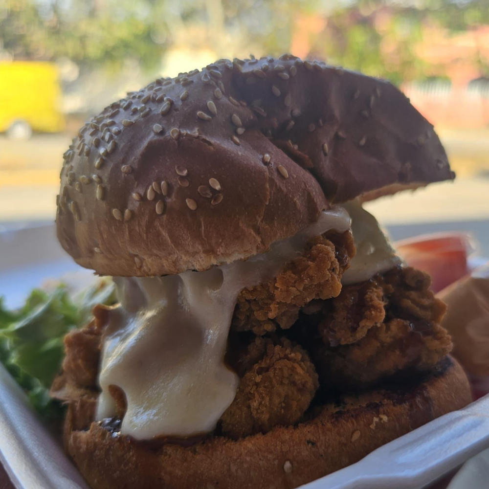 HAMBURGUESA DE BONELESS GRANDE MAS BEBIDA