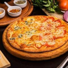 Deliciosa Pizza Grande de 1/2 4 Queijos 1/2 Pepperoni