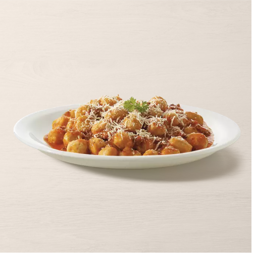 Massa feita com batata e coberta por molho feito com tomates e carne moída.