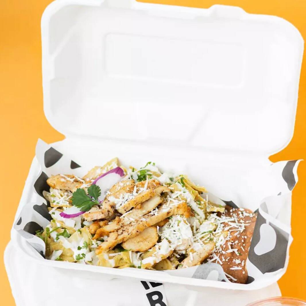 CHILAQUILES CON PECHUGA DE POLLO