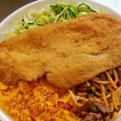 Arroz,feijão,macarrão,batata frita e salada.