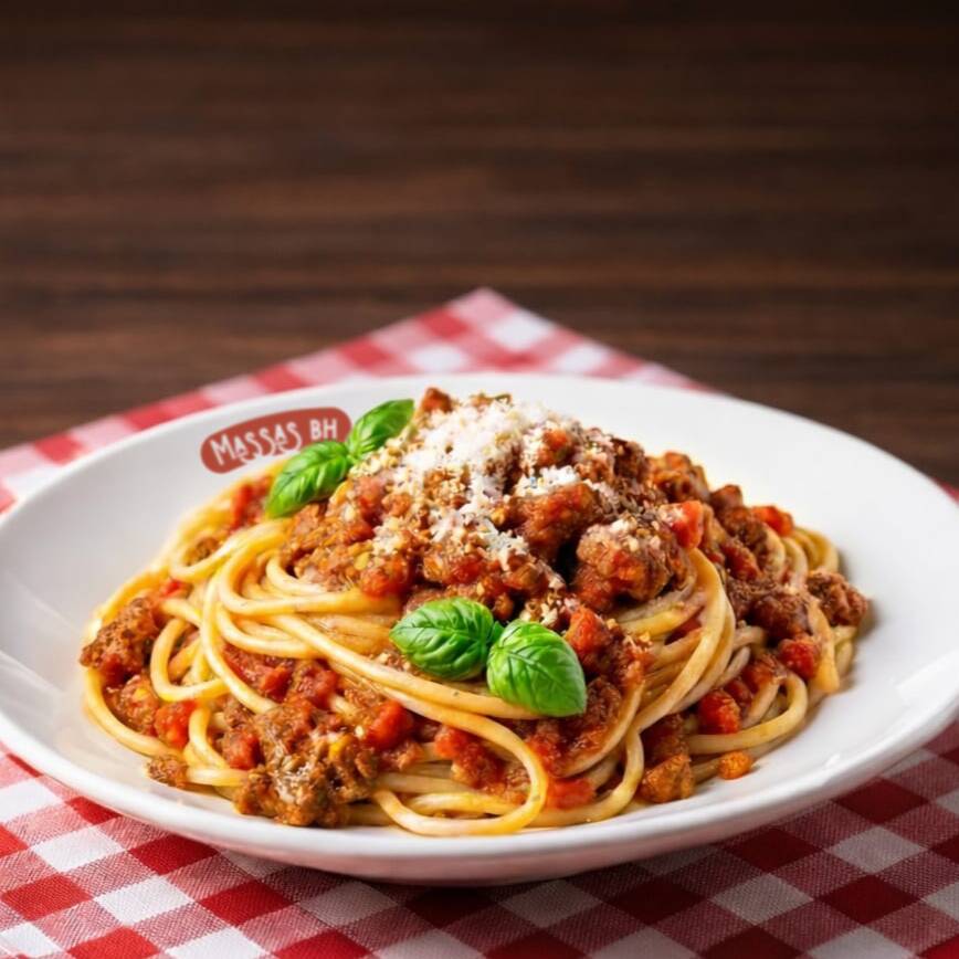 Apaixone-se pelo nosso Espaguete à Bolonhesa, receita Italiana, considerado o melhor do Ifood!!!
Delicioso espaguete ao molho bolonhesa, com molho feito de tomate italiano e carne moída de primeira, o tempero do Chefe dá um toque único e especial ao prato, finalizado com queijo mussarela!