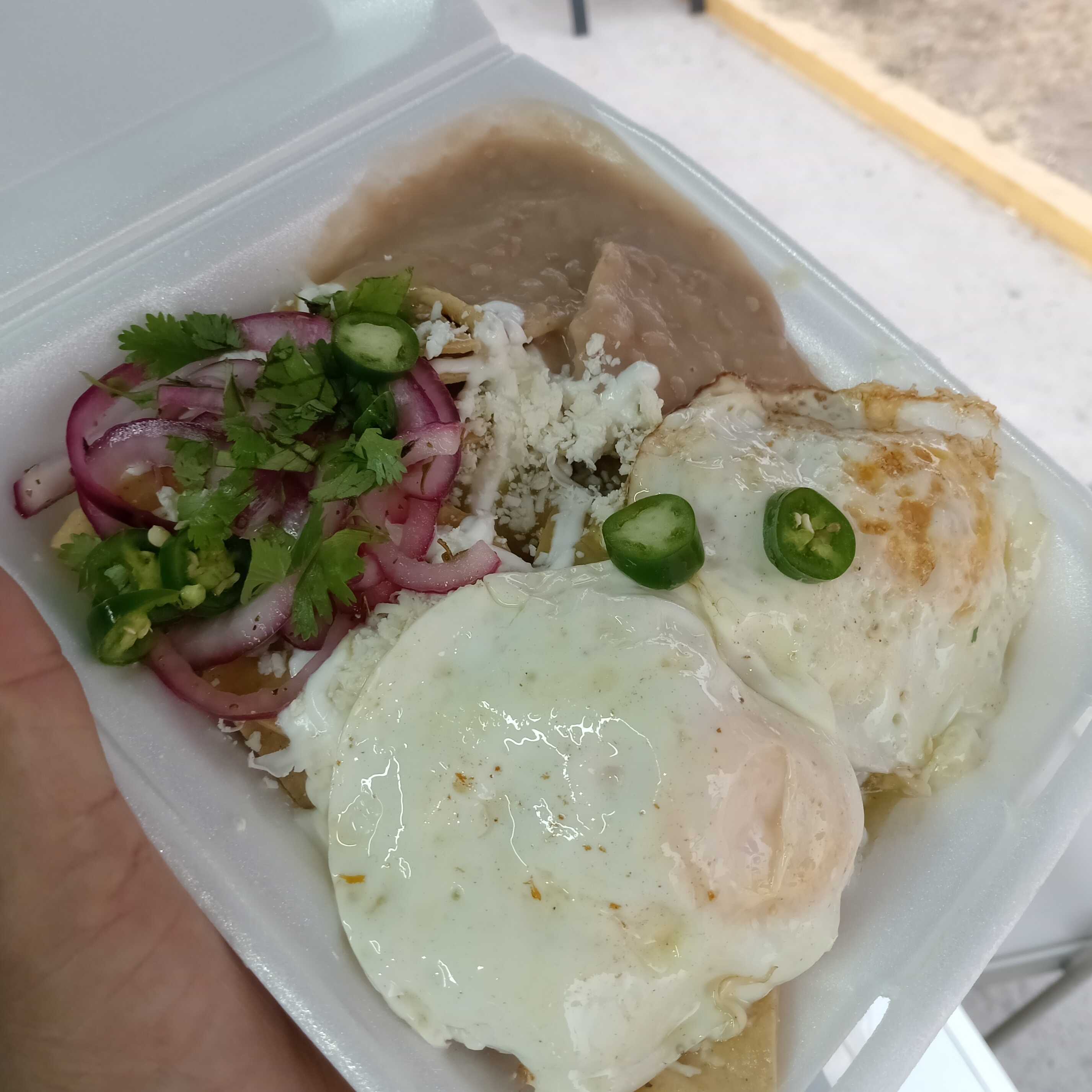 Chilaquiles con dos huevos