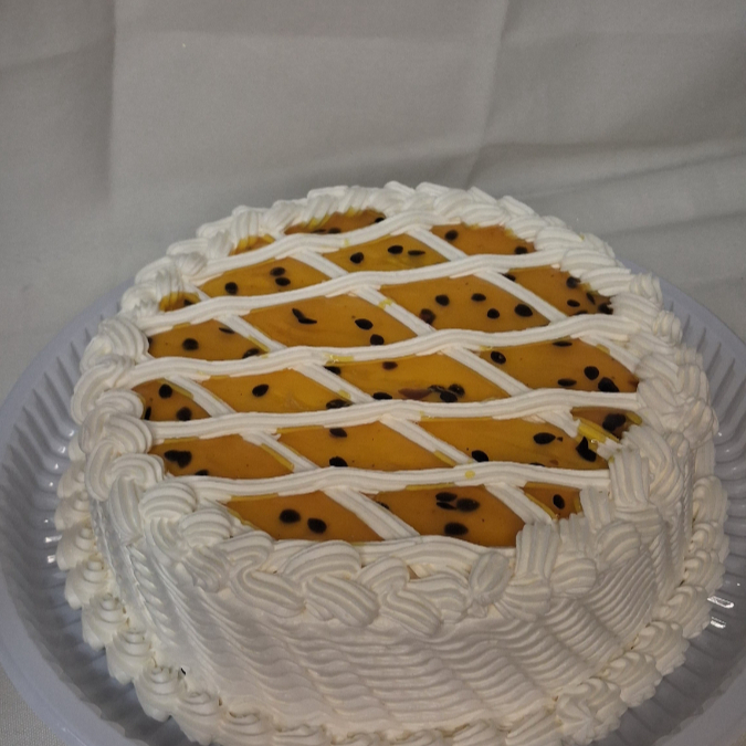 Massa de baunilha 2 camadas de creme de Maracujá cobertura de Chantininho