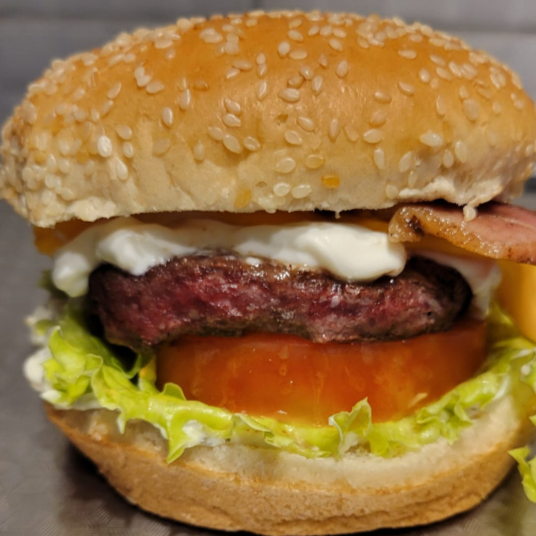 Pão de Brioche, Burguer 120g, Queijo, Bacon, Tomate, Maionese e Molho Especial.