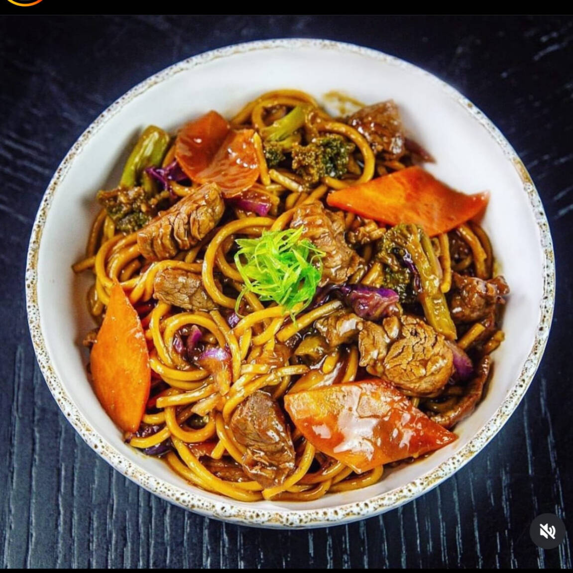 Yakisoba tradicional acompanha: filé de frango frito, filé de carne assada, macarrão artesanal, molho shoyu especial da casa, cenoura, pimentão,acelga ou repolho