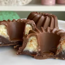 Feito no Chocolate Belga e recheado com Coco Cremoso caseiro. Em média 80g. Obs. 1: não alteramos nenhum produto ou retiramos/adicionamos ingrediente. Obs. 2: produto de consumo imediato. Obs. 3: alguns produtos podem vir com vencimento do mesmo Dia.