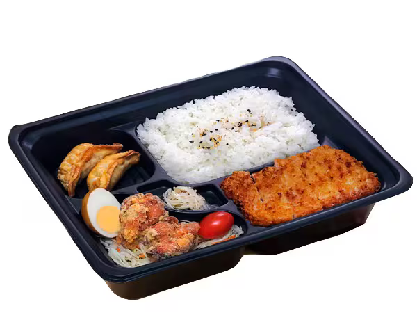 Teishoku de Tonkatsu (lombo de porco), arroz japonês, kara ague (frango frito), gyoza bovino, ovo