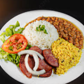 Calabresa acebolada frita , arroz, macarrão, feijão, farofa e salada do dia