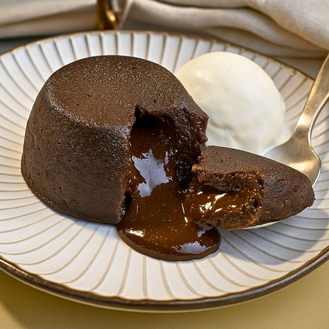 Saboreie o nosso Péti Gateau, um bolo de chocolate com sorvete que proporciona uma explosão de sabores e texturas a cada mordida.