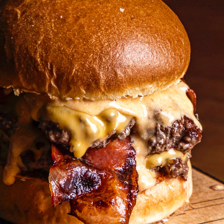 Chesse Burger Tocino + papas fritas