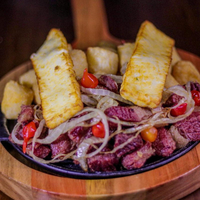 Queijo coalho, cheiro verde, pimenta biquinho.