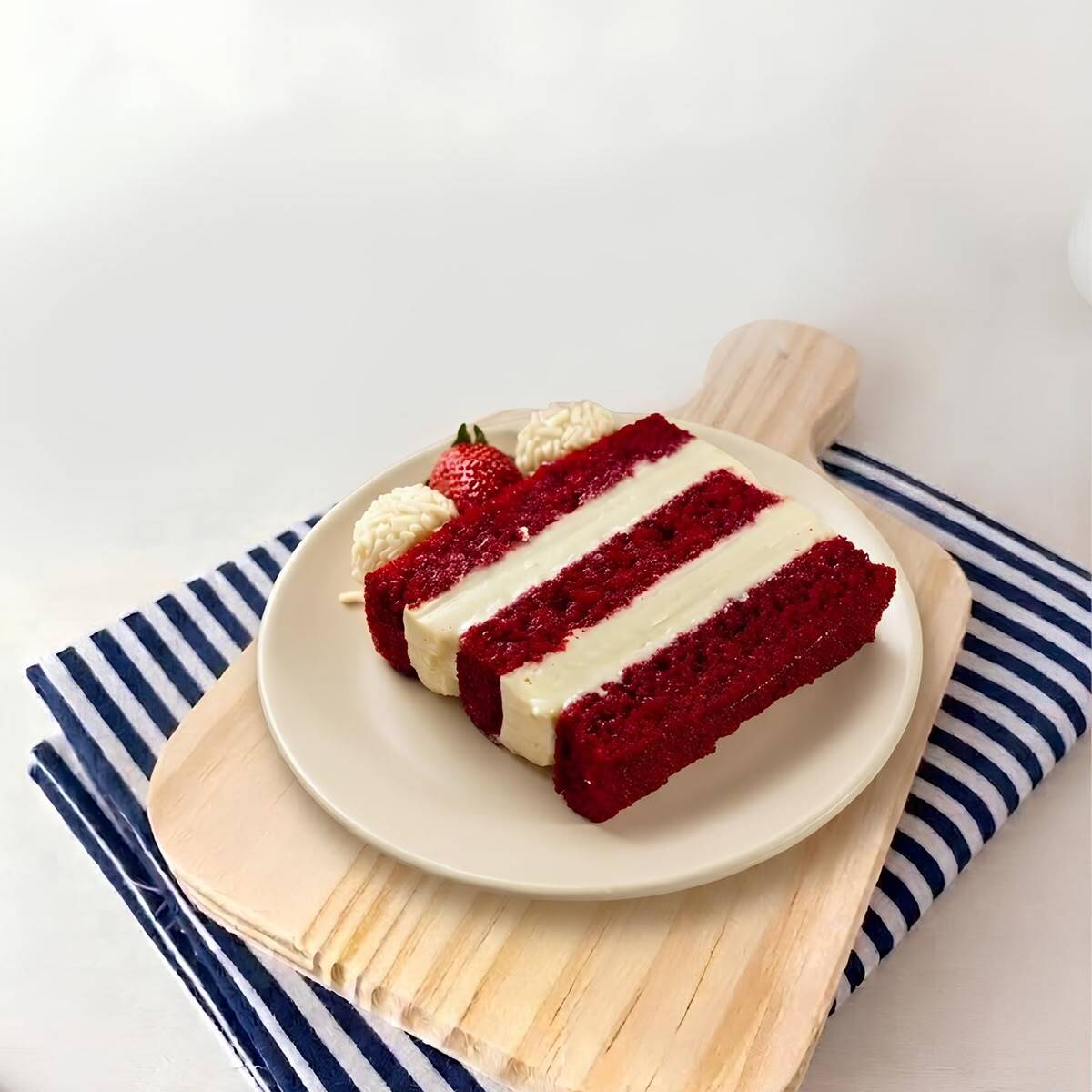 Bolo Red Velvet super aveludado, macio e delicado, com generosa camada de recheio de cream cheese. A combinação clássica, cremosa e irresistível na medida certa.