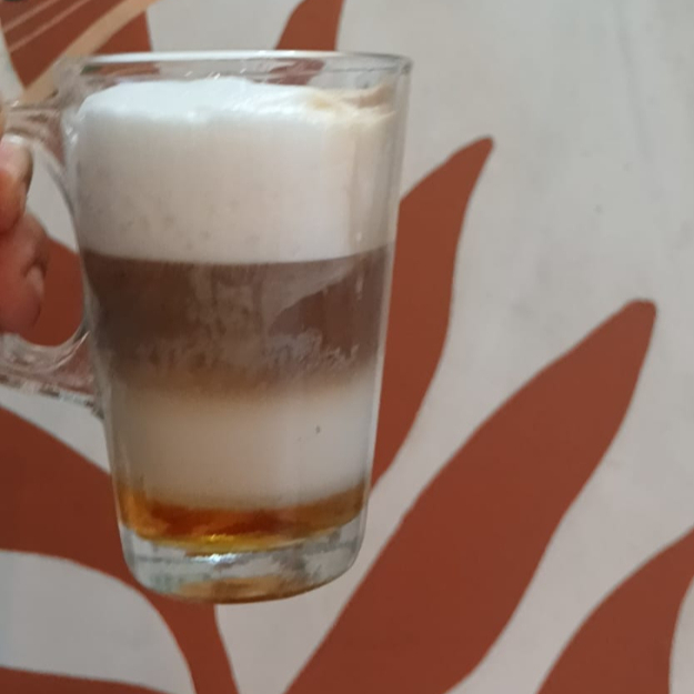 Leite quente cremoso, dose de espresso, xarope de caramelo e finalizado com creme