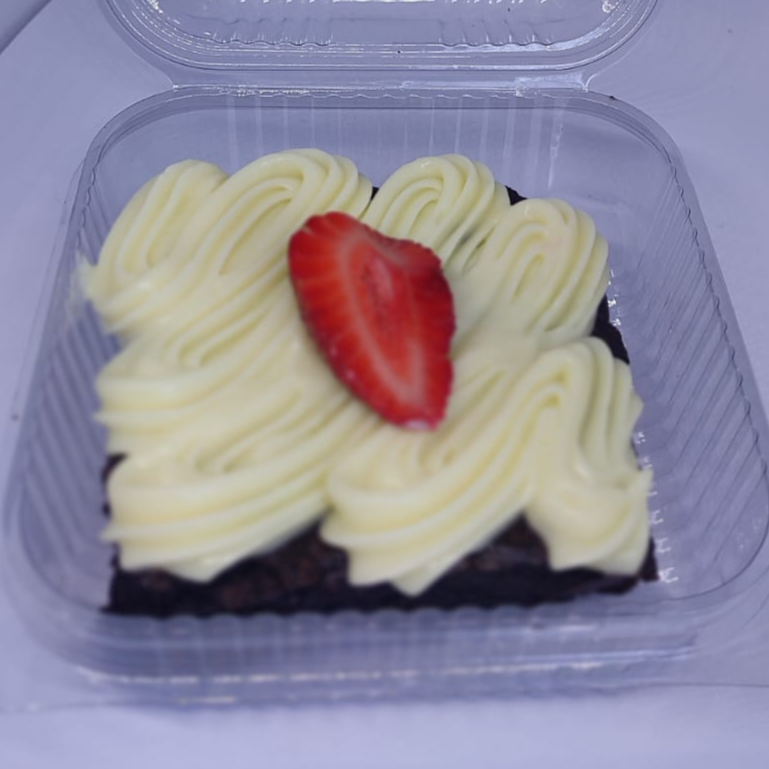 Aproximadamente 85g, brownie com cobertura de ninho