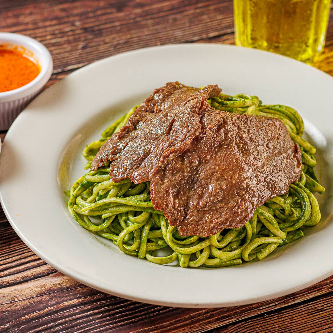 Tallarines Verdes con Bistec a la Plancha