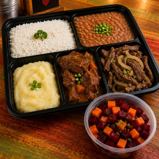 Arroz, feijão de caldo, purê de mandioca, carne de panela, tiras bovinas aceboladas, Mix de beterraba e cenoura(em cubinhos)