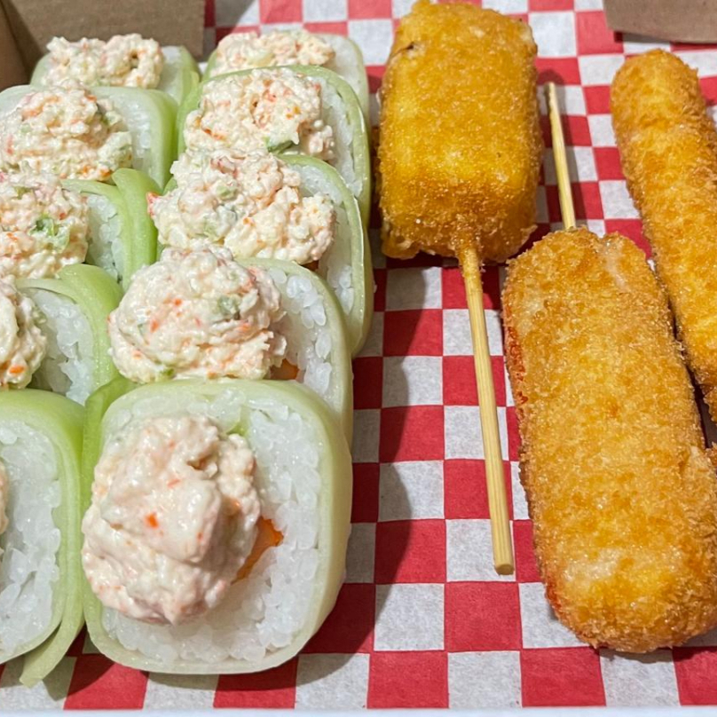 Pa’ que te Llenes Pepinillo con Brochetas Mixtas