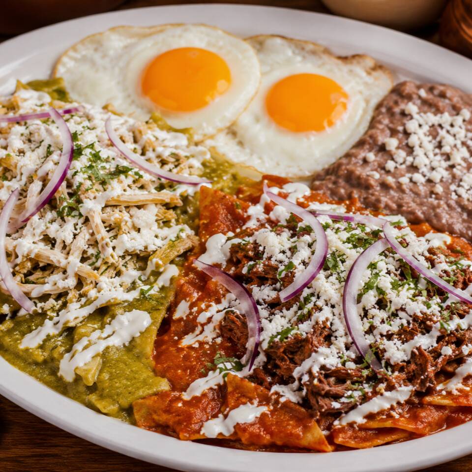 Chilaquiles divorciados rojos y verdes