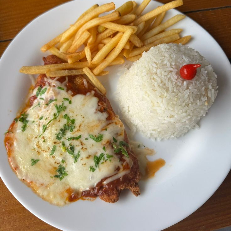 ( Obs: Nossas refeições não acompanham batata frita a não ser que seja pago o adicional).Filé de frango empanado, coberto com molho de tomate e queijo gratinado. Acompanha arroz branco soltinho, feijão bem temperado e farofa crocante. Uma refeição completa e cheia de sabor!