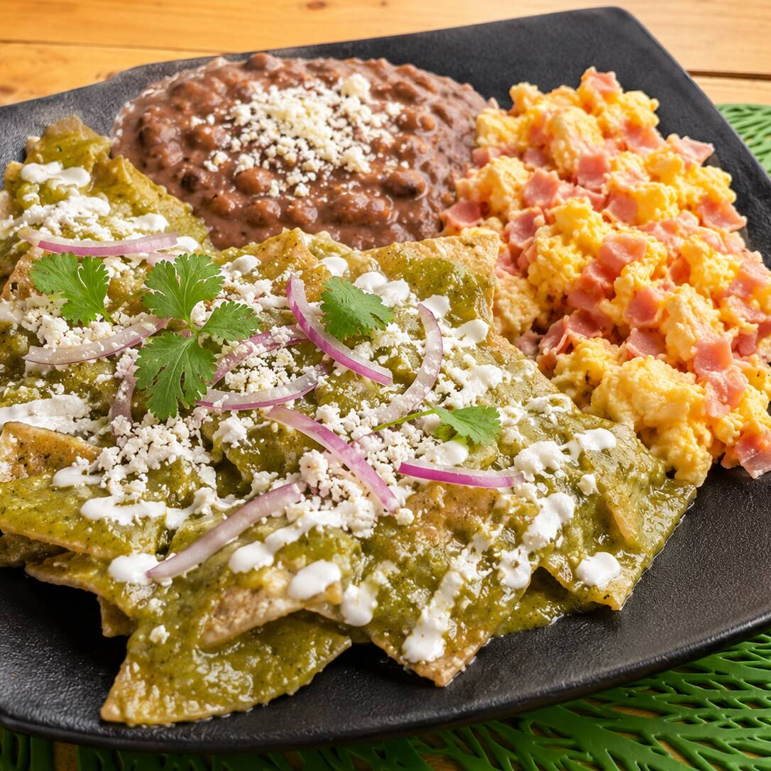 Chilaquiles Verdes con Huevito Revuelto