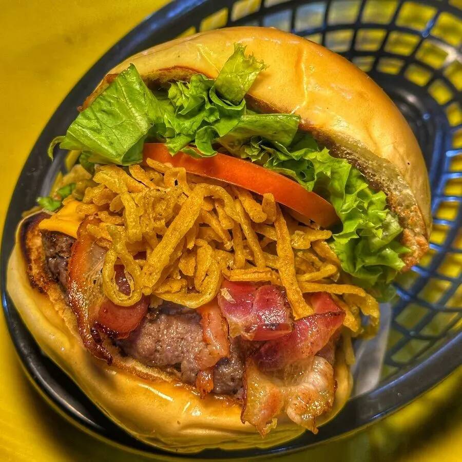 Pão Brioche, Blend 140g, Barbecue House, Cheddar, Bacon, Cebola Crispy, Alface e tomate.