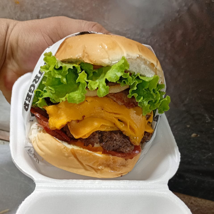 hambúrguer artesanal com pão, 2 Blend de carne 150g, molho da casa especial, 2 queijo cheddar Polenghi e alface.