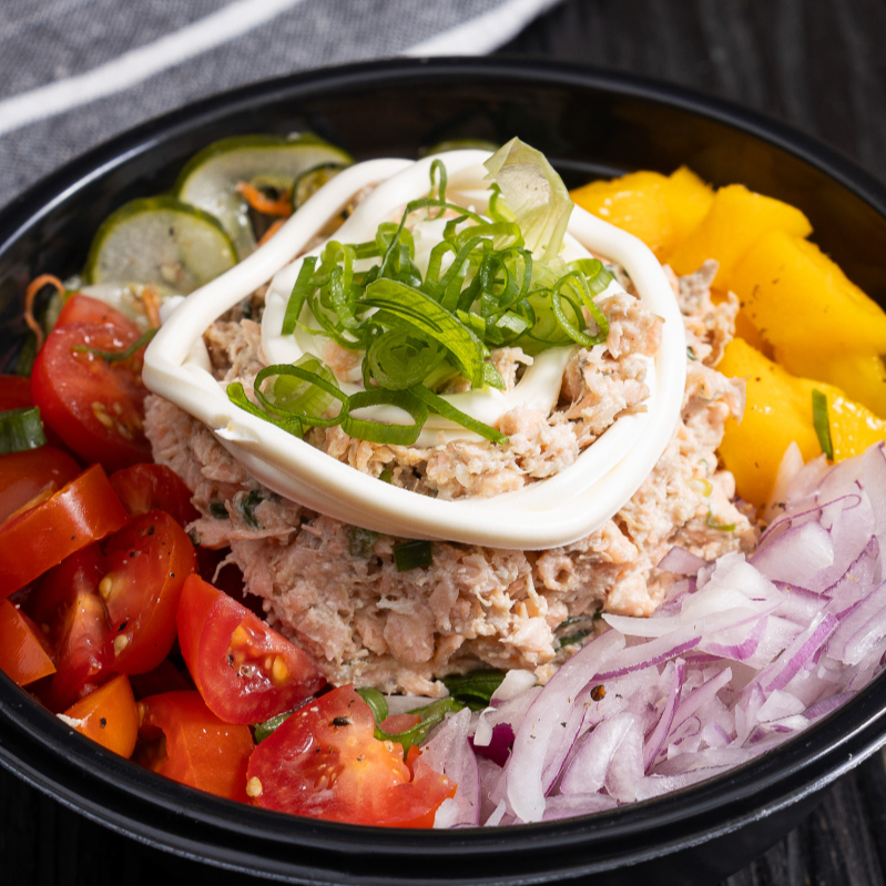 Cubos de salmão grelhado no ponto certo com arroz gohan, manga, pepino, tomate cereja, cebola roxa. Uma explosão de sabores quentes e frios na medida certa.