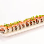 uramaki filadelfia com salmão por cima e cebolinha