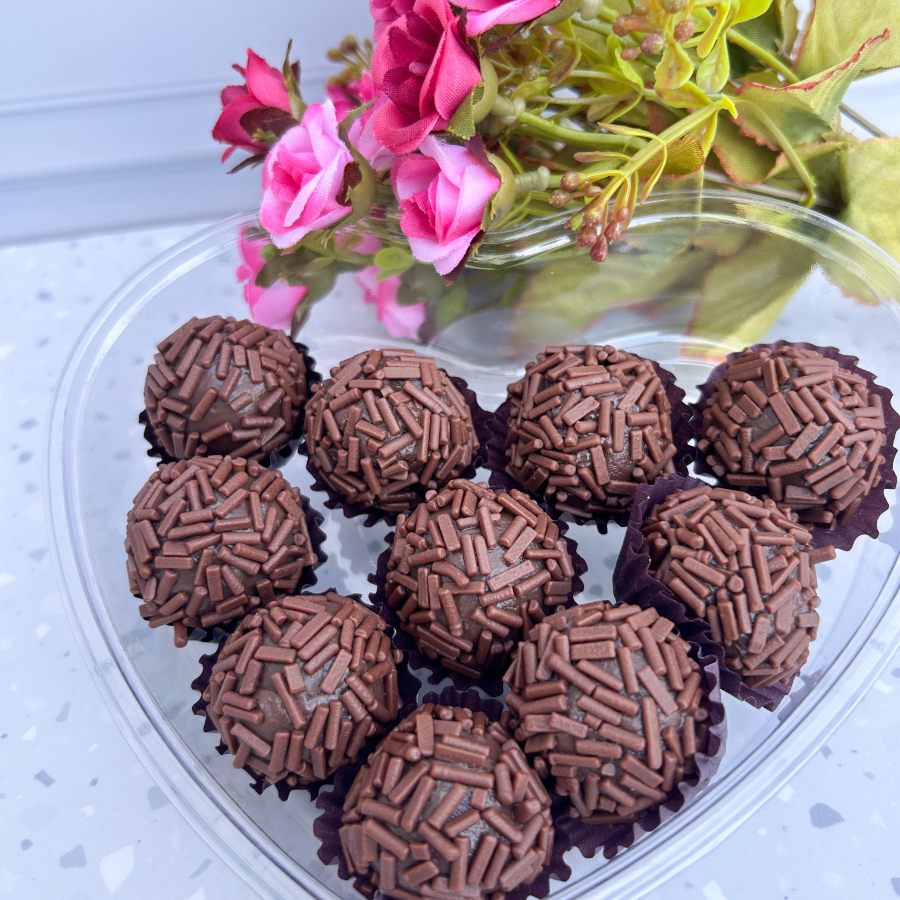 Brigadeiro tradicional feito com leite condensado moça e chocolate nobre. Finalizado com confeito de chocolate nacional Melk. Cada brigadeiro tem cerca de 15g.