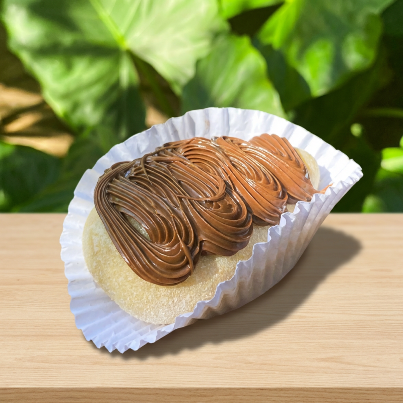 Deliciosa coxinha de brigadeiro de Ninho, super cremosa e macia, recheada com morango fresco e finalizada com uma generosa camada de Nutella por cima. Uma combinação perfeita de cremosidade, chocolate e frescor que torna cada mordida simplesmente irresistível.