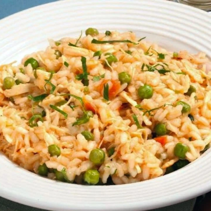Um risoto misto irresistível, perfeito para duas pessoas, com arroz, ovos, carne, cenoura e cebolinho. Uma explosão de sabores em cada garfada.