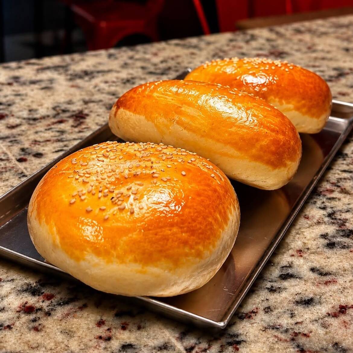 Massa fofinha artesanal pão recheado de molho de tomate , carne de hambúrguer e presunto e catupiry.
