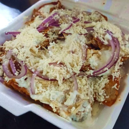 Chilaquiles Rojos con Pollo