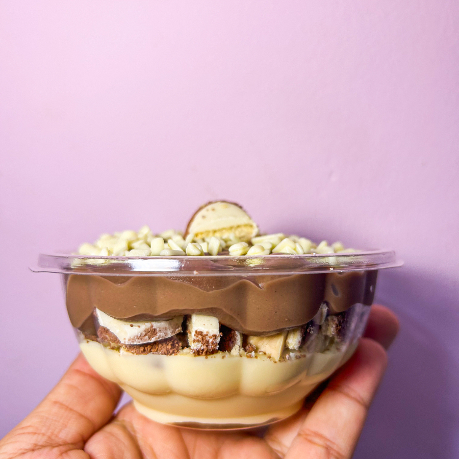 Creme de ninho, kinderBueno triturado e chocolate no topo