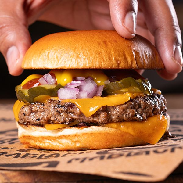 O clássico mais famoso do mundo, agora na versão MaBlack!
Suculento hambúrguer bovino de 150g temperado com nosso dry rub, 2 fatias de queijo cheddar, cebola roxa, picles, ketchup e mostarda no pão brioche. Uma explosão de sabor em edição limitada.