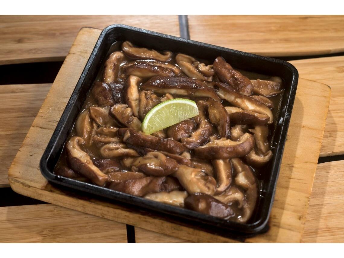 Cogumelos médios salteados na manteiga