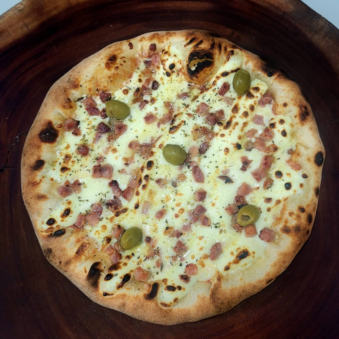 MASSA/ MOLHO DE TOMATE NATURAL / MUSSARELA / REQUEIJÃO SCALA / BACON CROCANTE