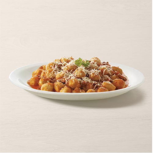 Massa feita com batata e recheada de queijo coberta por molho feito com tomates frescos.