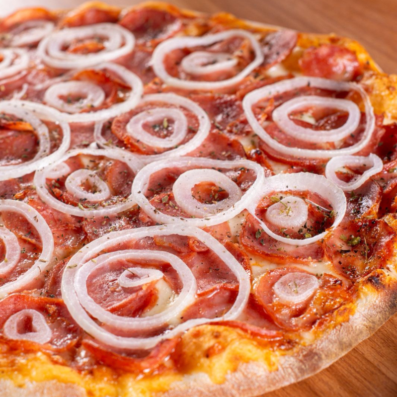 Massa artesanal, molho de tomate, mussarela, calabresa fatiada, cebola em rodelas e orégano.