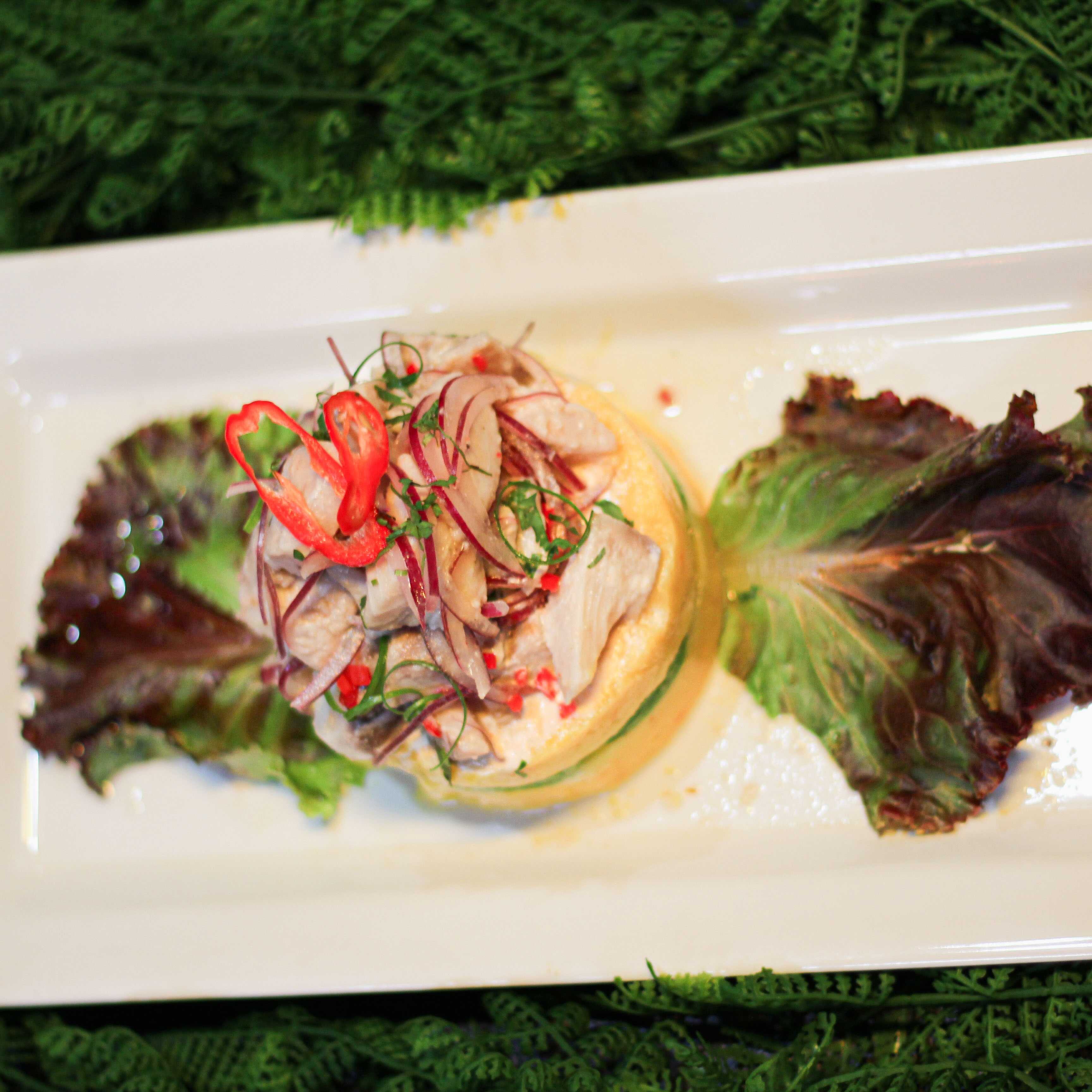 pure de batata temperado com limão e aji amarillo e topping de ceviche