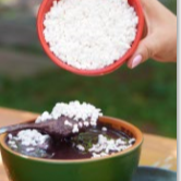 "Creme de açaí ""do grosso"" (aquele que os irmãos do norte tomam: puro, sem adição de água ou de xaropes e emulsificantes) batido com ou sem açúcar. Acompanham farinhas de tapioca ou farinha d´água bragantina."