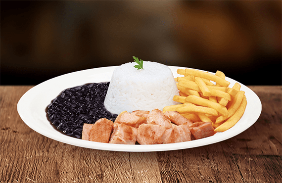 Prático, rápido e delicioso! Cubos de peito de frango grelhados (aprox.120g in natura), acompanhados do trio que não tem erro: arroz, feijão e fritas sequinhas.