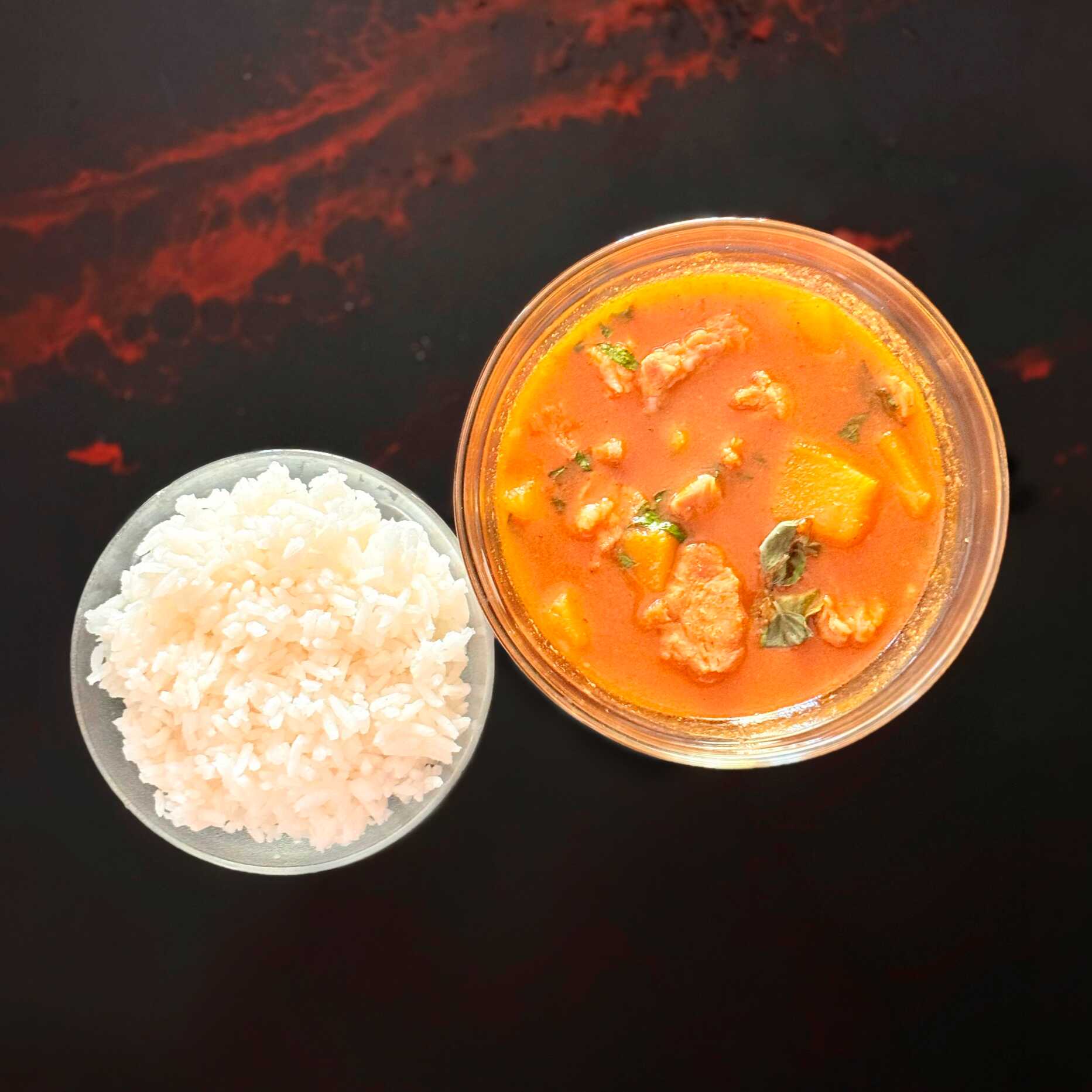 Nível: Para quem quer sentir o verdadeiro conforto da culinária tailandesa! 🍛🌶️
Um dos pratos mais emblemáticos e aconchegantes da Tailândia! Nosso Curry Thai é preparado com a autêntica pasta de Curry Importada Direto Da Tailândia para garantir seu sabor 100% Original. Cozido em um caldo cremoso e aveludado de Leite de Coco, ele combina pedaços suculentos de Carne de Porco com a doçura suave da Abóbora macia e o perfume inconfundível do Manjericão fresco. O equilíbrio perfeito entre o cremoso, o aromático e o picante!
Acompanha uma porção generosa de arroz!
💡 Dica do Chef: Coloque colheradas do caldo bem quente e cremoso por cima do arroz a cada garfada. A cremosidade do leite de coco e a abóbora trazem o contraste perfeito para suavizar a picância do curry!