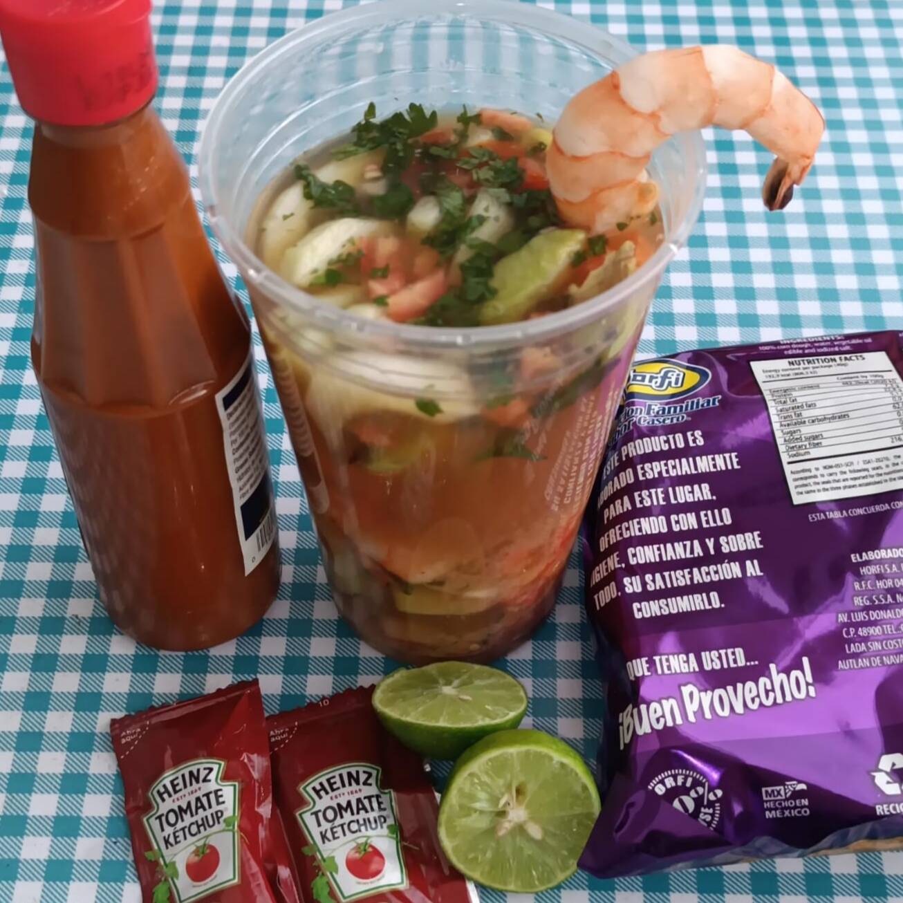 COCTEL DE CAMARON MONCHIS EN VASO+AGUA DEL DIA 1/2