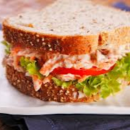 PÃO FRÂNCES, QUEIJO BRANCO, PEITO DE PERU, ALFACE E TOMATE.