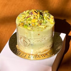 Massa molhadinha de Baunilha (da fava natural) com camadas de Ninho e pistache. Opção super leve! Em média 220g. Obs. 1: não alteramos nenhum produto ou retiramos/adicionamos ingrediente. Obs. 2: produto de consumo imediato. Obs. 3: alguns produtos podem vir com vencimento do mesmo Dia.